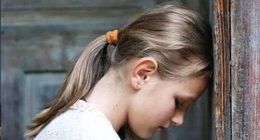 心理學：與人交談時眼神閃躲、說話支支吾吾，其實是一種人格缺陷